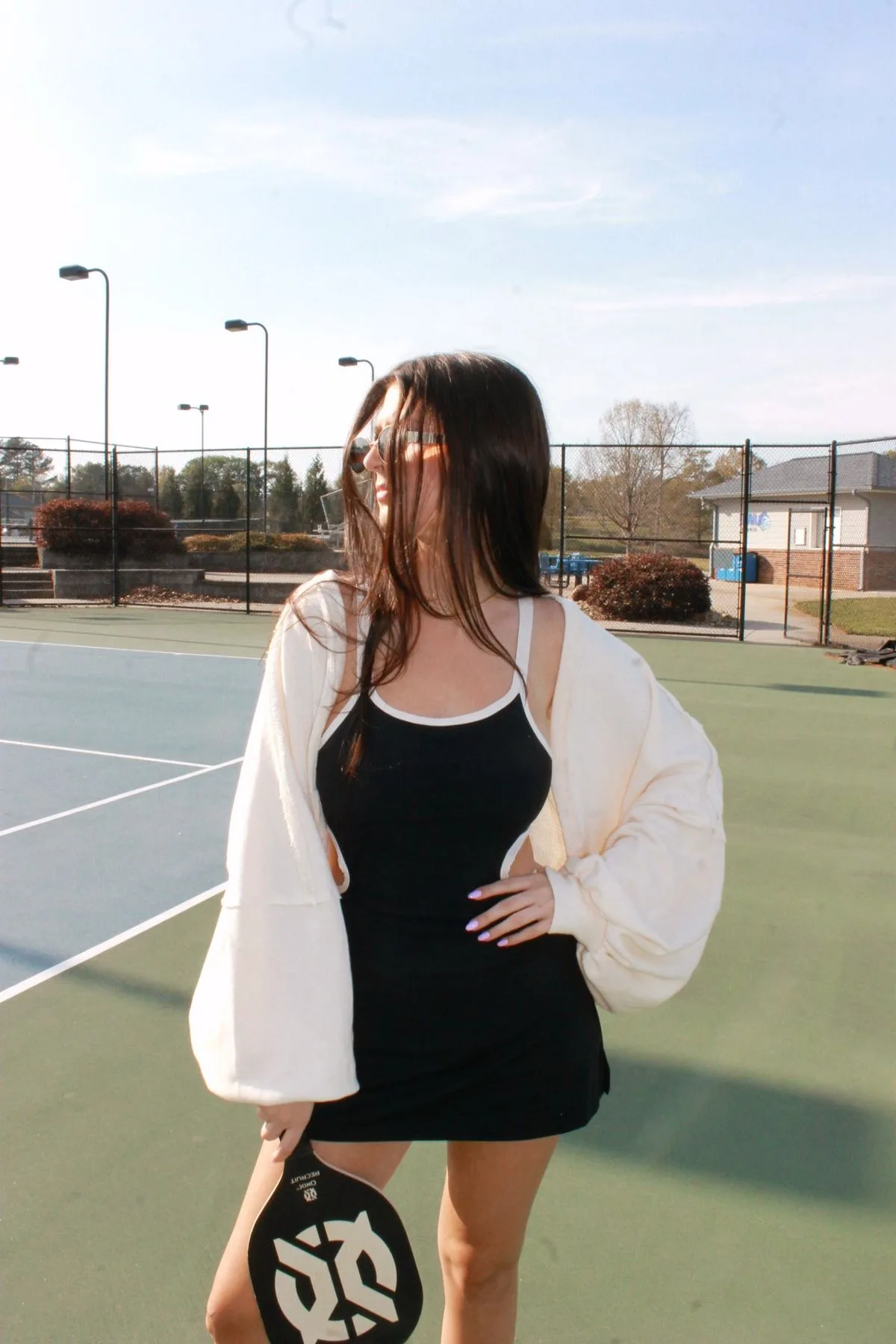 Hoodie bolero với váy bodycon cut out.