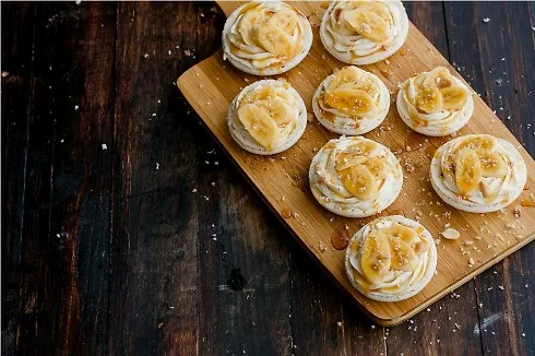 Macaron với kem tươi caramel, chuối cắt lát và sốt muối caramel Macaron với kem tươi caramel, chuối cắt lát và sốt muối caramel tại "Bữa tiệc vườn hè"