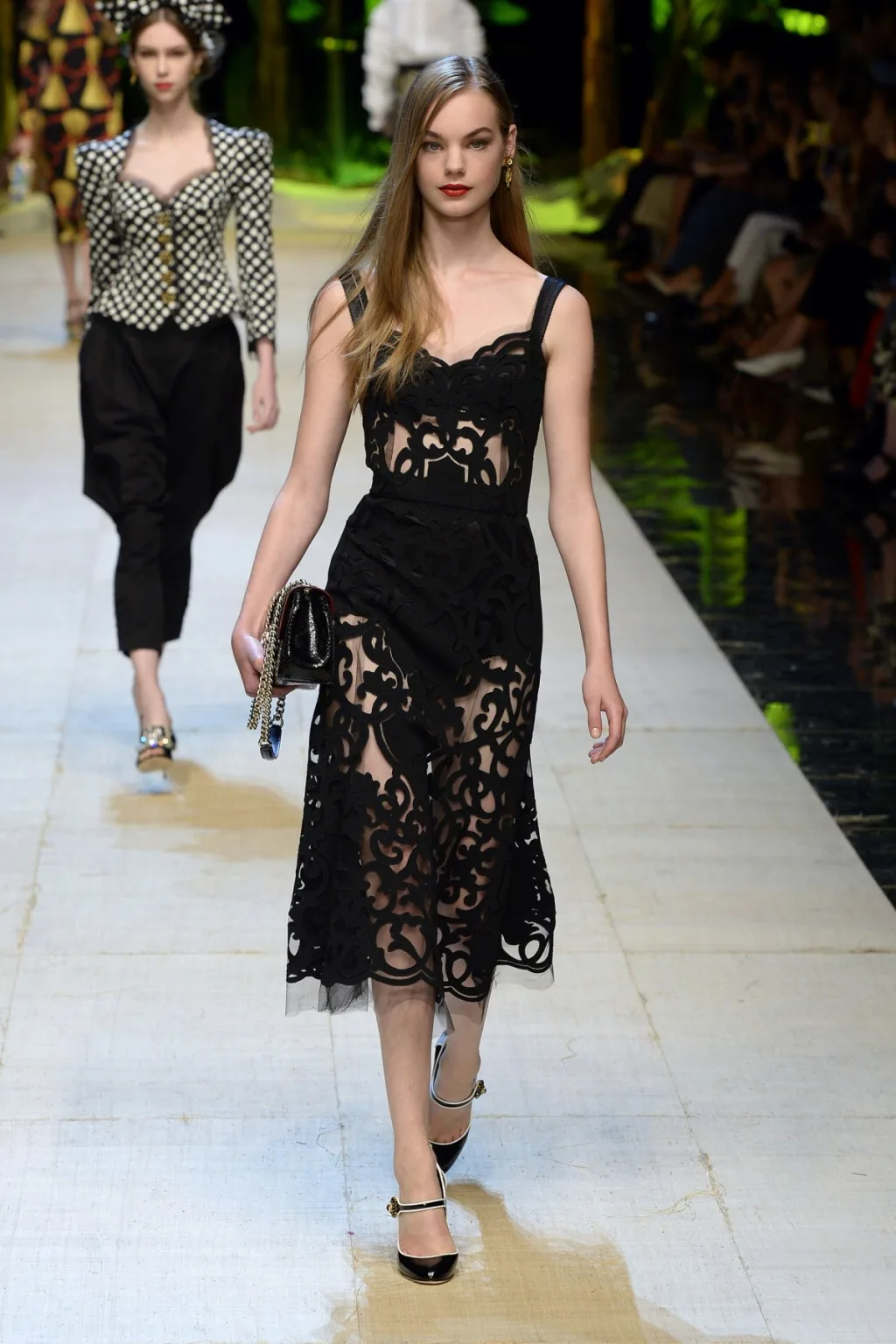 Dolce & Gabbana không thể thiếu đi những chiếc váy quyến rũ