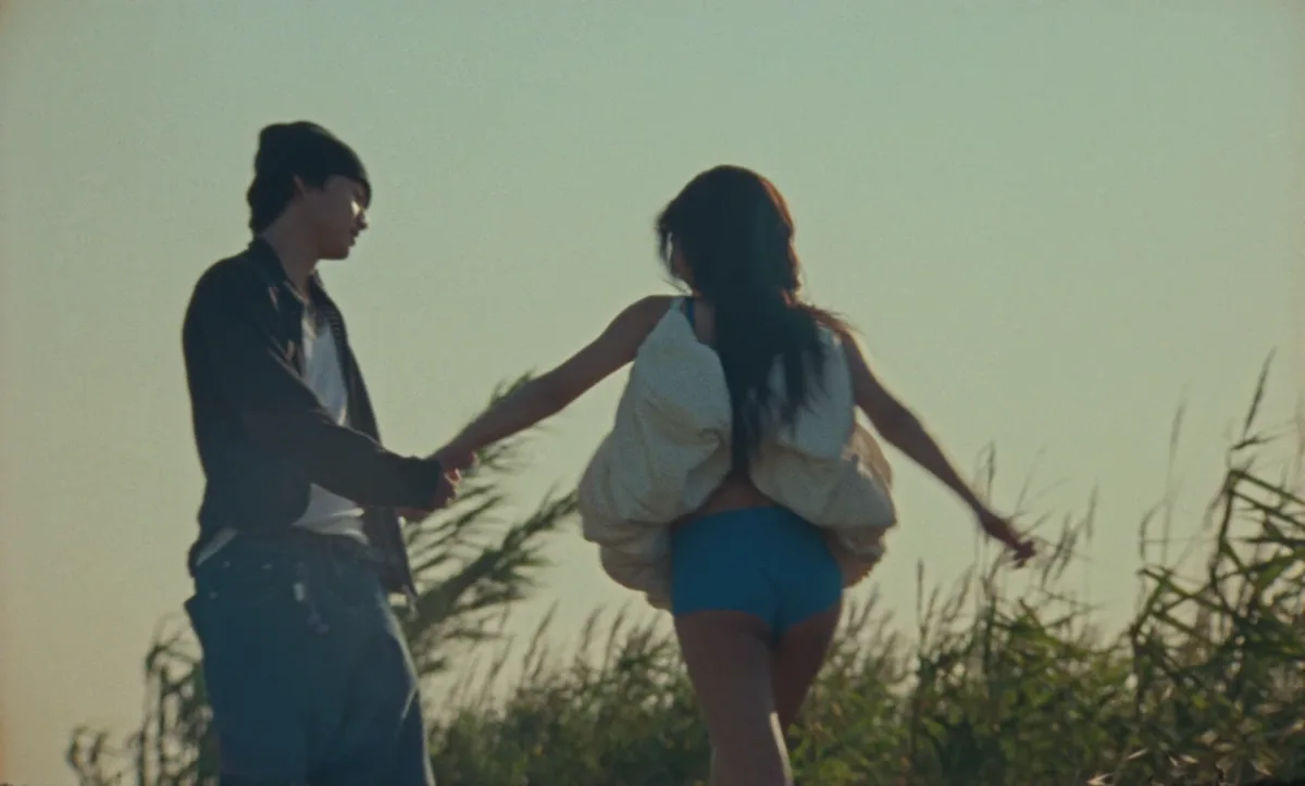 thời trang của jennie trong mv less than a lover 6