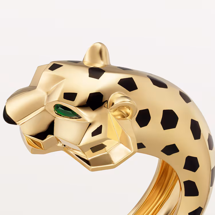 Đồng hồ được thiết kế theo dạng Toi et Moi bracelet.
