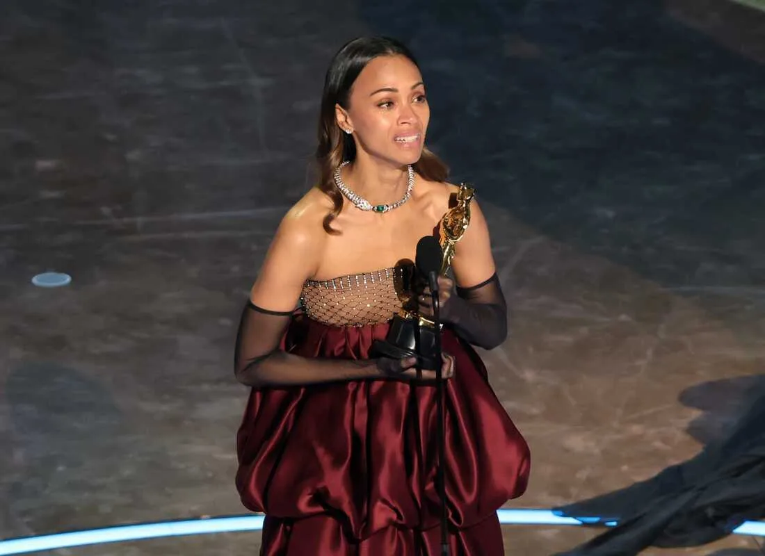 zoe saldana nhận giải nữ phụ tại oscar 2025