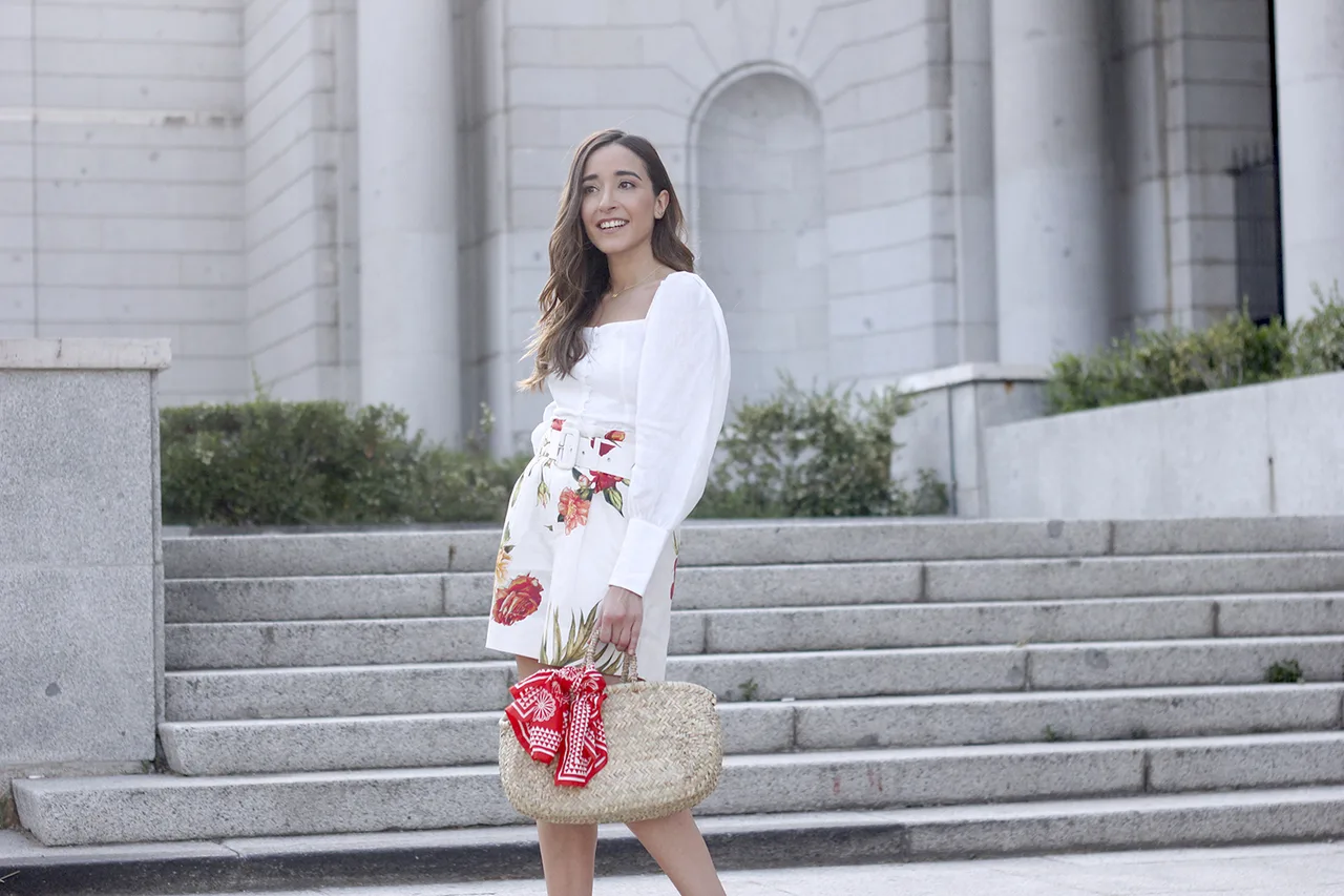 Quần hoa ngắn lưng cao và áo tay phồng trắng