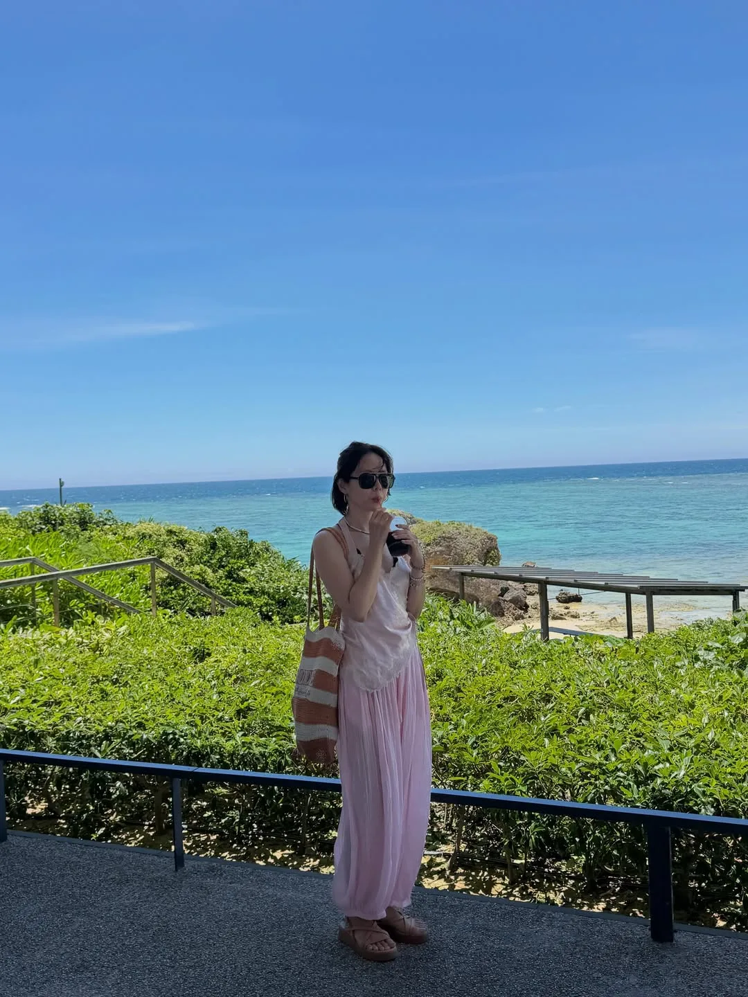 Son Ye Jin diện áo hai dây ren lụa thắt eo dịu dàng phối hợp cùng quần thụng bay bổng trong không gian ngập tràn sắc xanh.