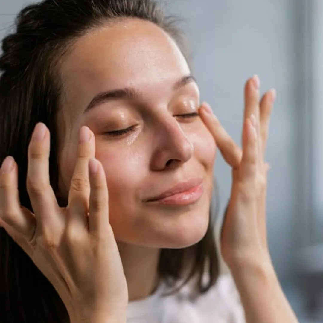 Massage mắt sau khi khóc để giảm sưng