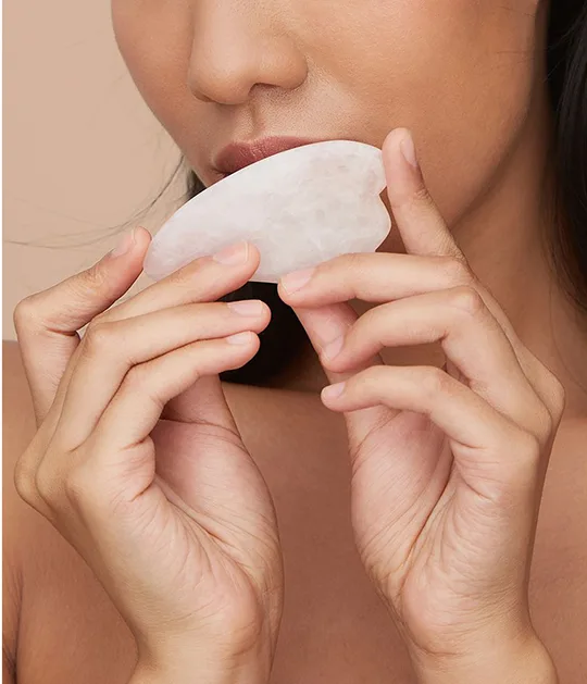 Phương pháp massage Gua Sha đang dần trở nên phổ biến trong giới làm đẹp. Ảnh: Gettyimages. massage gua sha