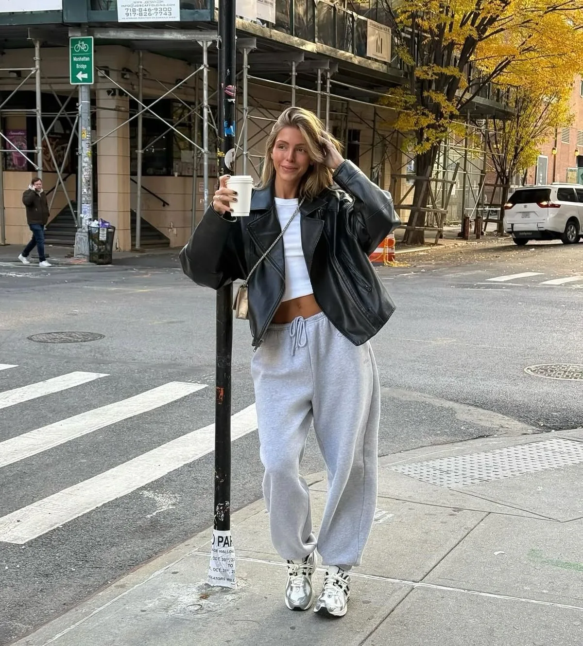 quần jogger phối cùng áo khoác da