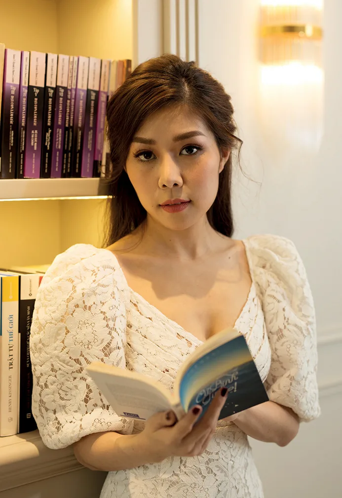 Tuệ Nghi 2 nữ doanh nhân Tuệ Nghi cầm sách