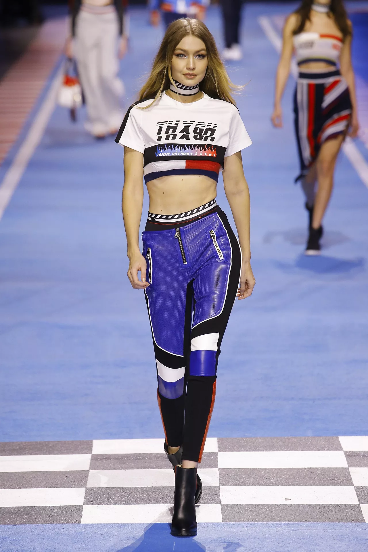 Thương hiệu Tommy Hilfiger biến sàn diễn thời trang thành đường đua công thức 1 Thương hiệu Tommy Hilfiger biến sàn diễn thời trang thành đường đua công thức 1