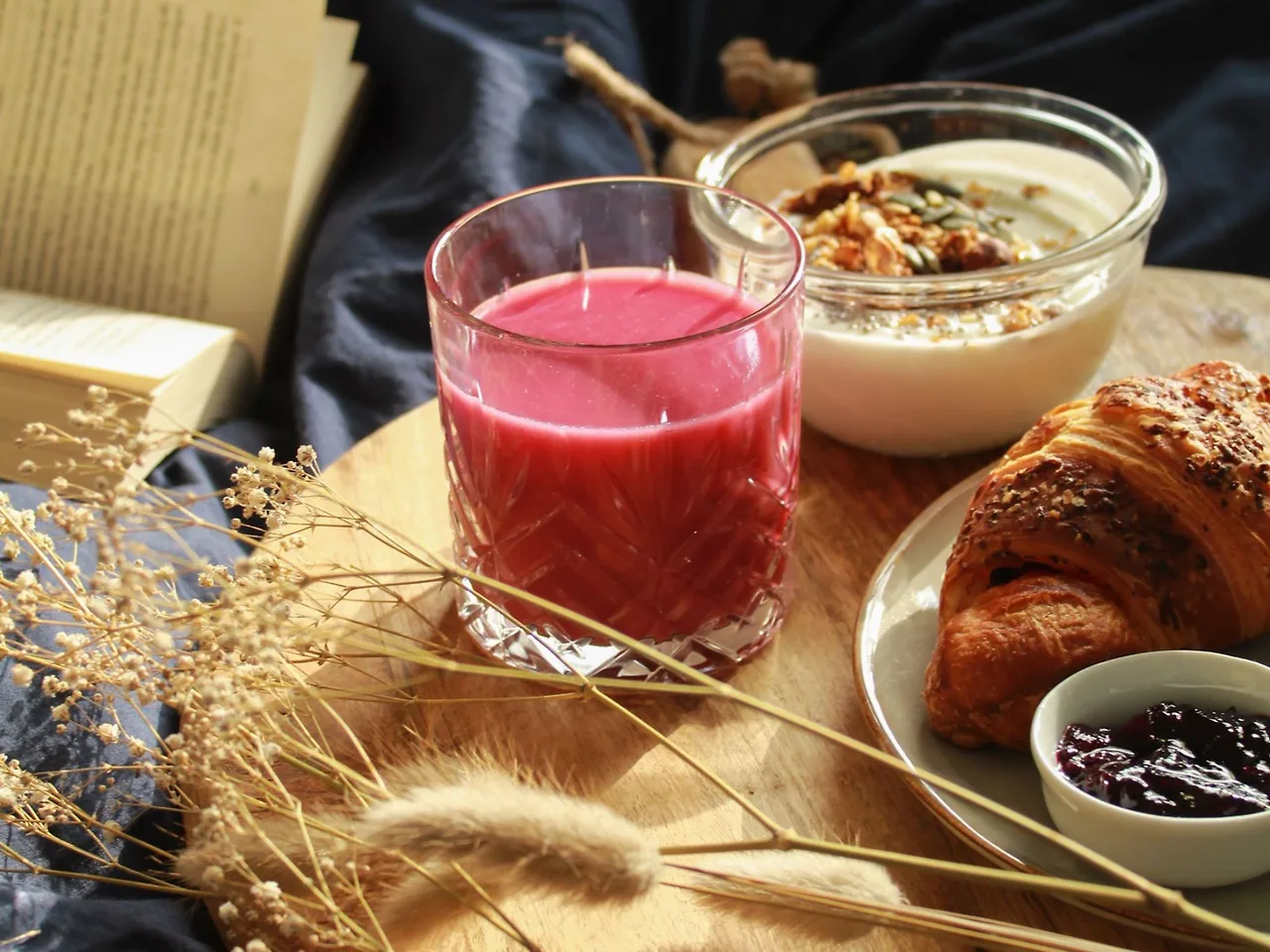 Ly nước ép giàu vitamin và khoáng chất dùng cùng bữa sáng cân bằng.