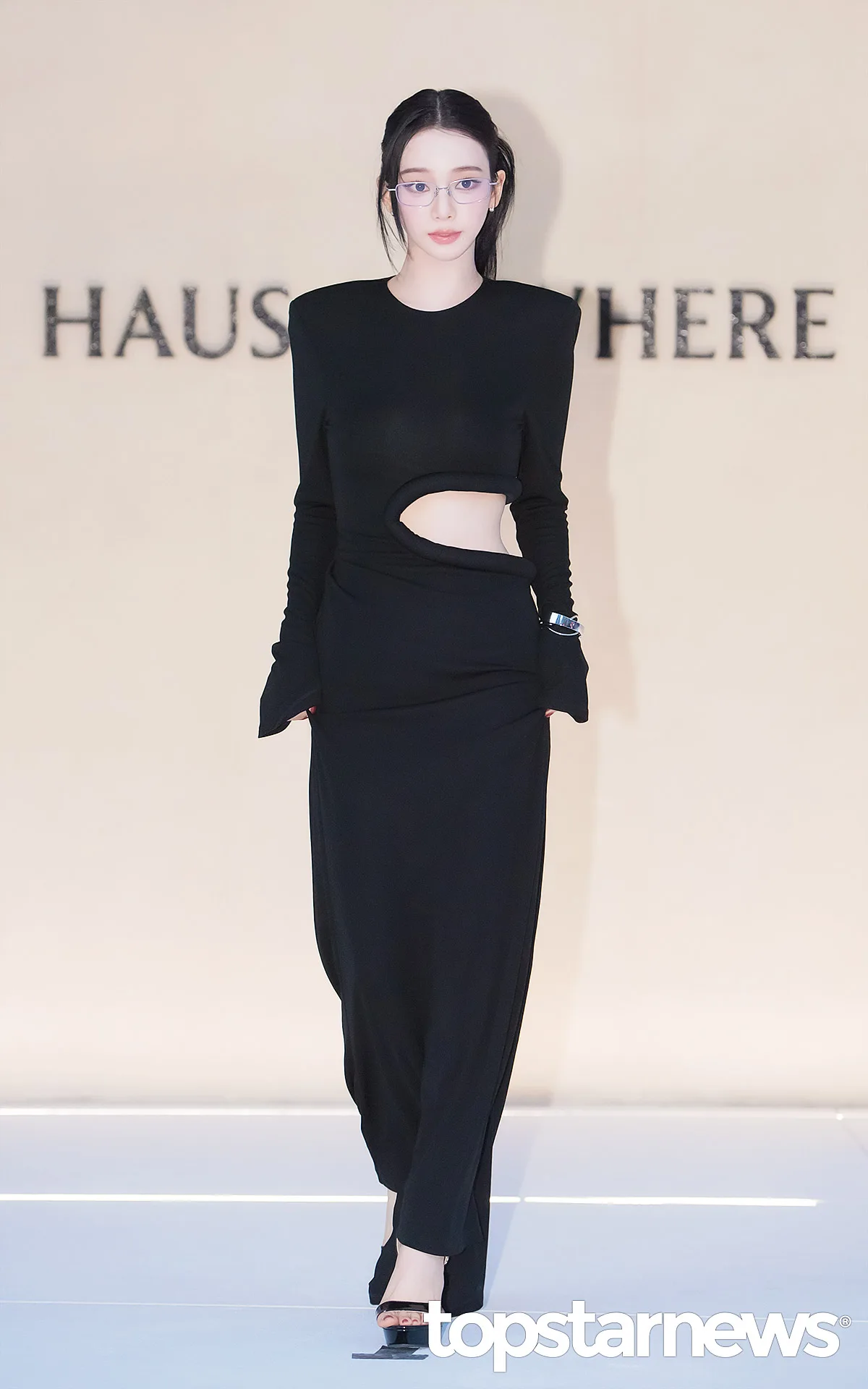 váy cut out Karina tại event khai trương của Gentle Monster