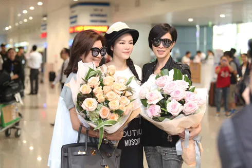Lý Nhã Kiều đón Xa Thi Mạn tại sân bay