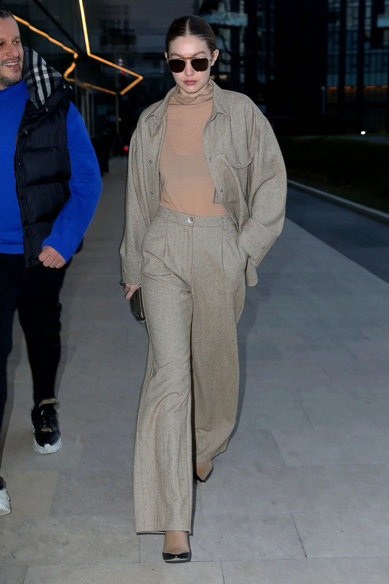 gigi hadid diện bộ suit xám