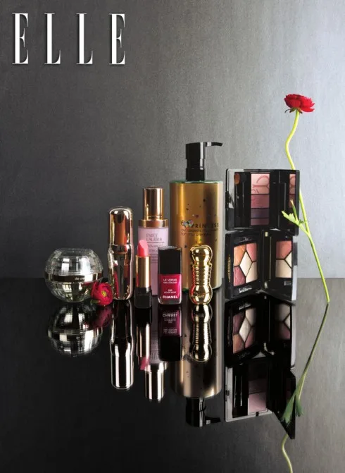 Mommy, I love you Từ trái qua: 1. Kem dưỡng chống lão hóa La Cream Clé De Peau Beauté 14.890.000 – 21.390.00 VNĐ 2. Kem dưỡng mắt Bio Performance Shiseido 1.310.000 VNĐ 3. Son môi Lancôme 4. Kem dưỡng nâng da Resilience Lift Esteé Lauder 2.500.000 VNĐ 5. Sơn móng tay Chanel 714.000 VNĐ 6. Dầu tẩy trang chống oxy hóa Shu Uemura 2.390.000 VNĐ/450ml 7. Son Diorific Dior 920.000 VNĐ 8. Phấn mắt Clé De Peau Beauté 1.719.000 VNĐ 9. Phấn mắt 5 màu Dior 1.840.000 VNĐ