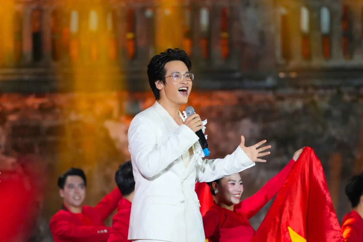 Hà Anh Tuấn ca khúc Nhà Tôi Có Treo Một Lá Cờ đêm nhạc Thời Cơ Vàng