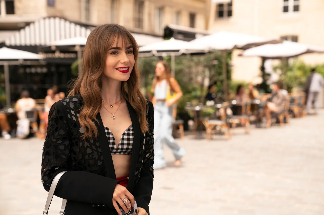 trang điểm emily in paris 3 với đôi môi đỏ đậm trang điểm emily in paris 3 với đôi môi đỏ đậm