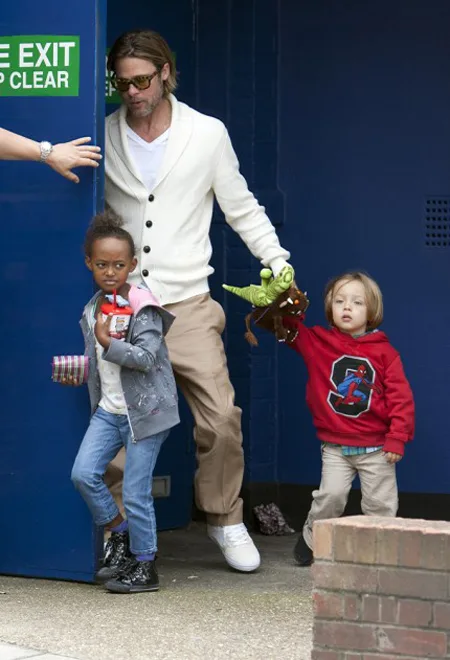 Brad Pitt dẫn các con đi xem phim Các chú cánh cụt Popper.