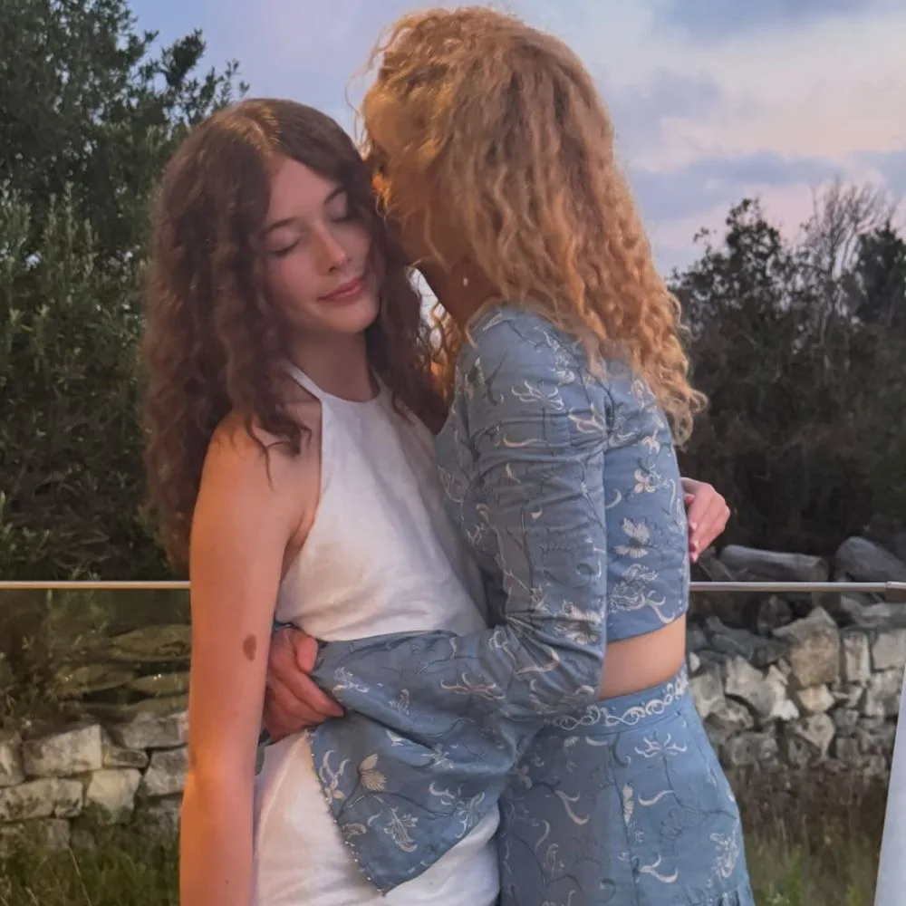 Nicole Kidman ôm con gái trong ảnh đời thường, cả hai đều để tóc xoăn tự nhiên.