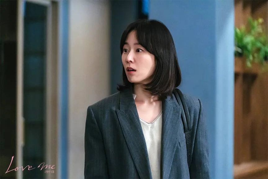Đường cắt may sắc nét trên vai áo blazer giúp Seo Hyun Jin toát lên phong thái của một phụ nữ thành đạt, tự chủ.