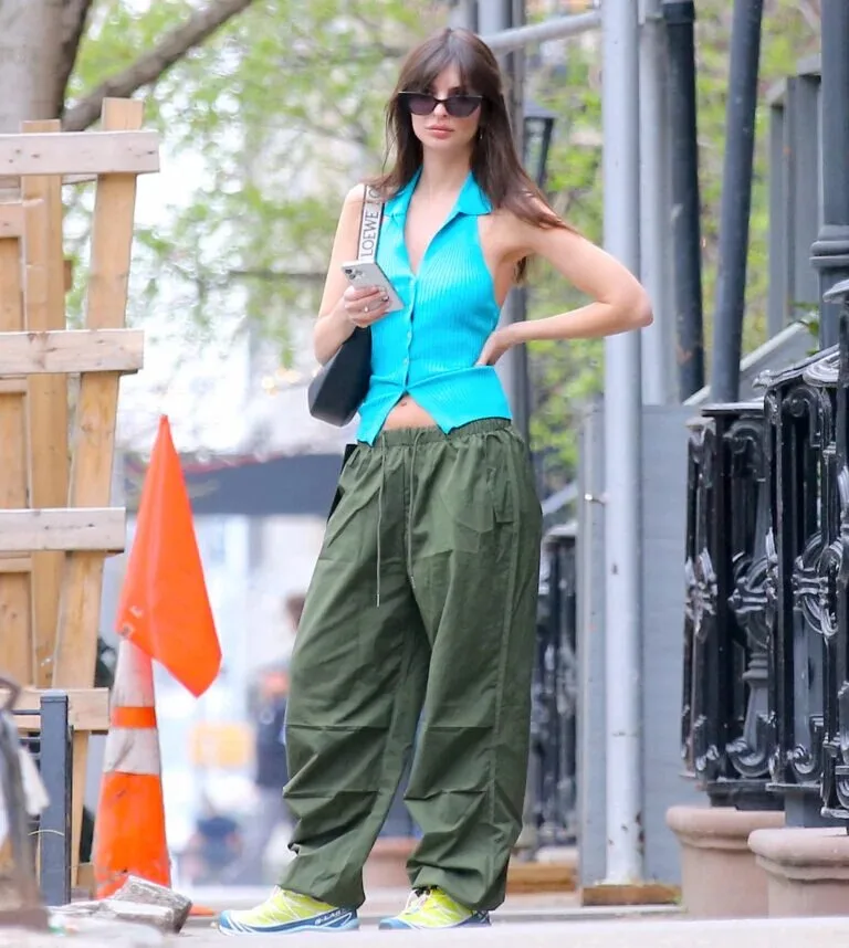 Emily Ratajkowski diện áo ghi lê xanh