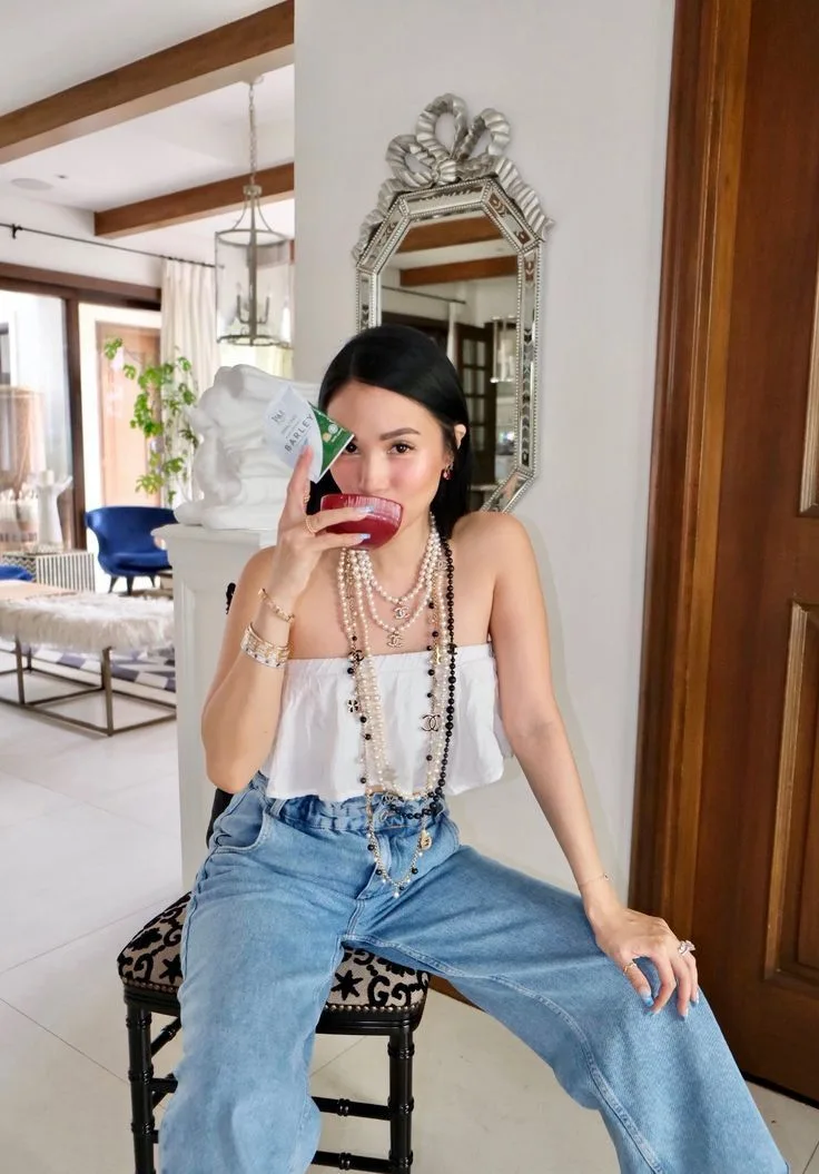 Dây chuyền dài nhiều tầng tạo hiệu ứng layering cá tính.