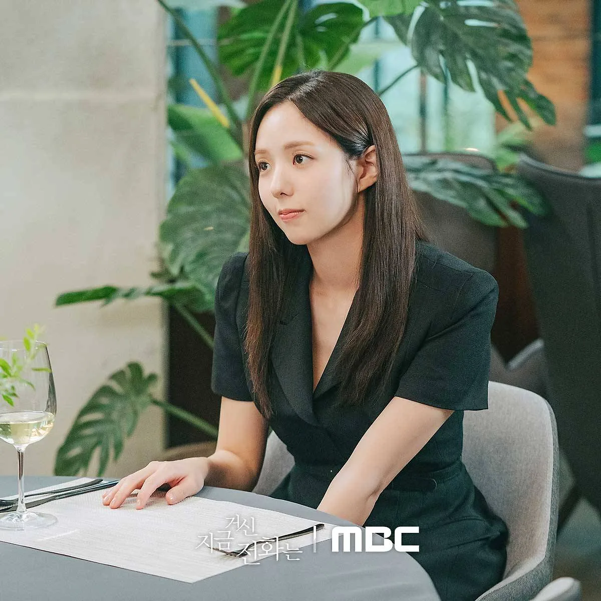 Chae Soo Bin trong "When the Phone Rings" diện váy sơ mi