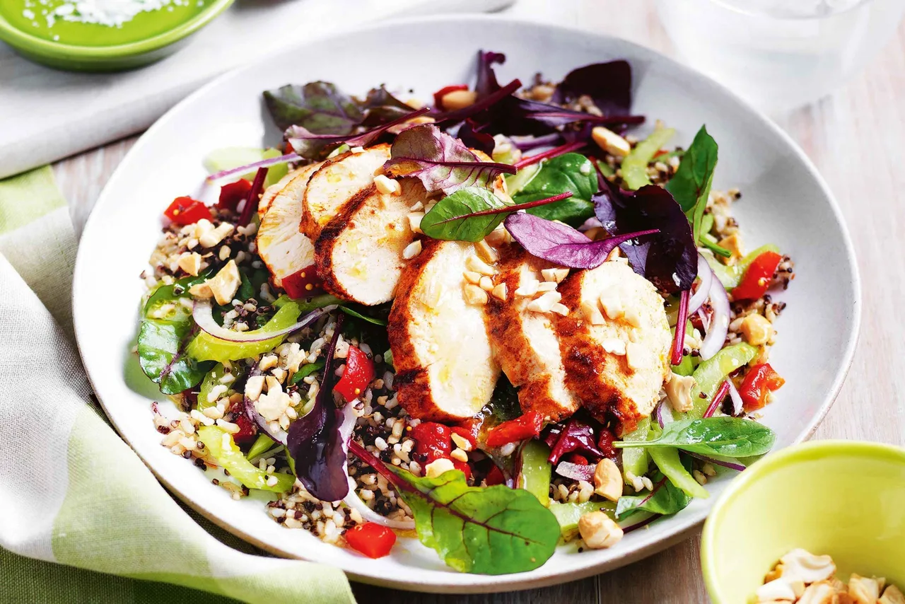 Món salad ức gà dùng kèm với cơm gạo lứt.