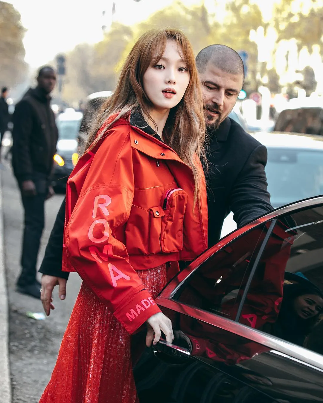 Cô nàng Sư Tử Lee Sung Kyung thu hút mọi sự chú ý về mình với tông đỏ nổi bật