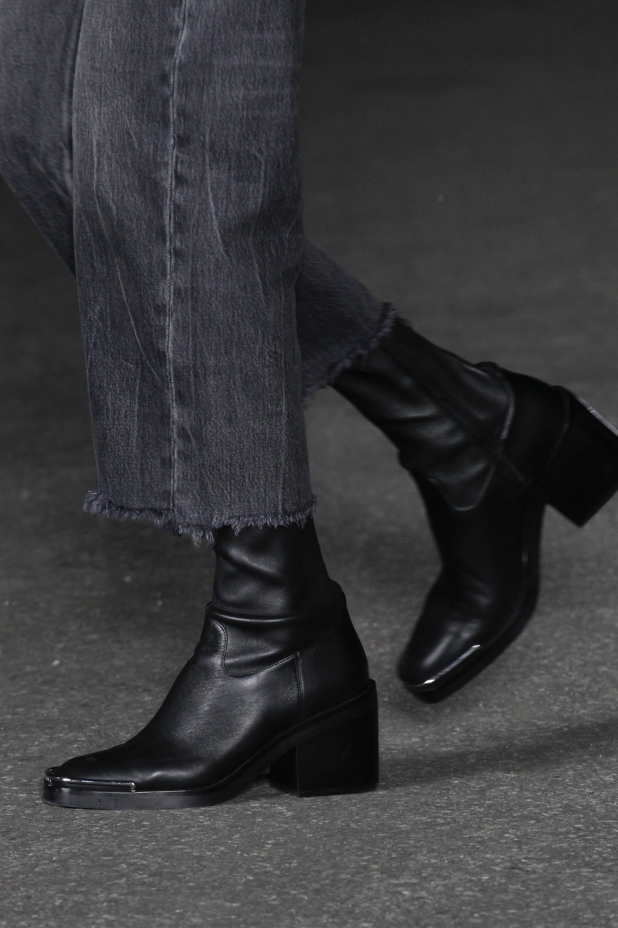 Alexander Wang Spring 2018: Vũ khúc biến tấu của mùa xuân Alexander Wang Spring 2018: Vũ khúc biến tấu của mùa xuân