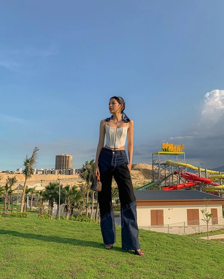 mặc đẹp cùng áo corset quần jeans rộng