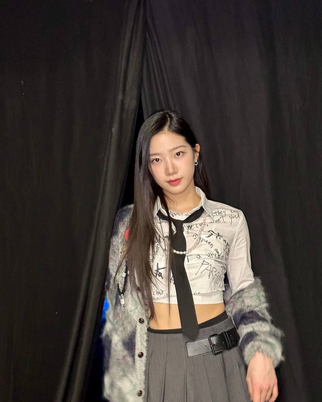 áo sơ mi croptop và cà vạt đen