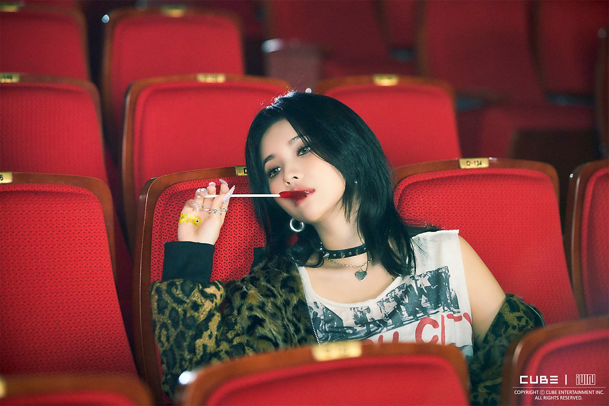 soyeon gidle diện vòng choker trong mv tomboy