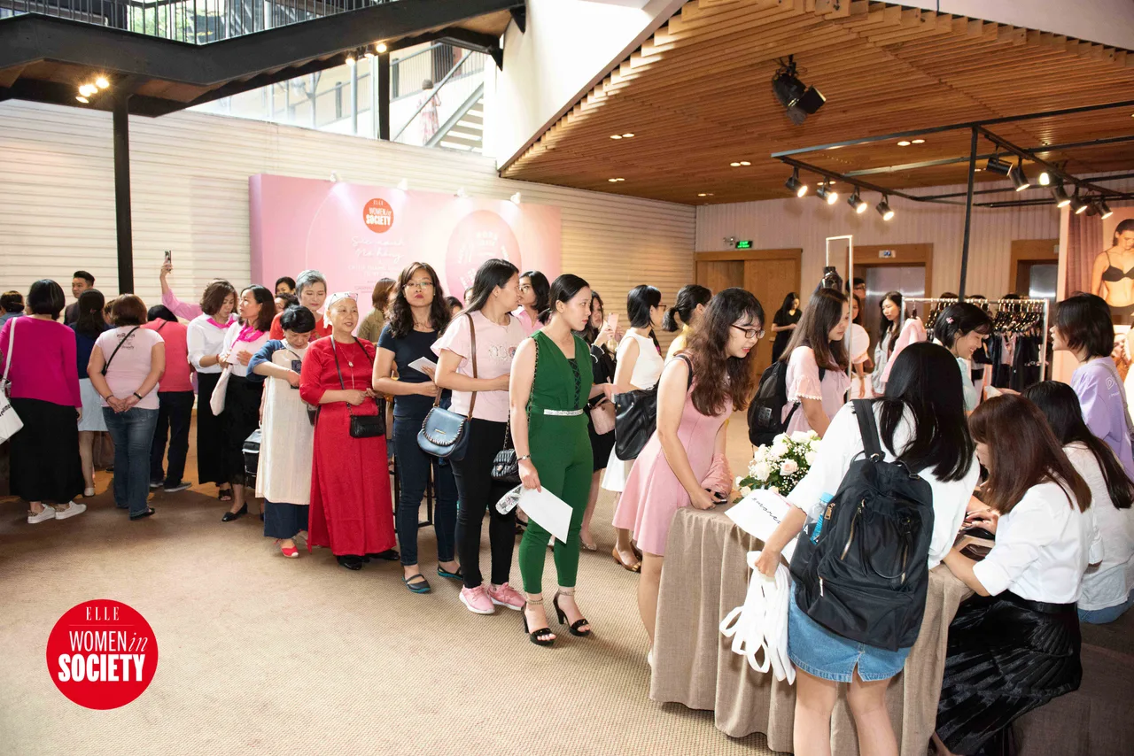 khách nhận quà của elle women in society