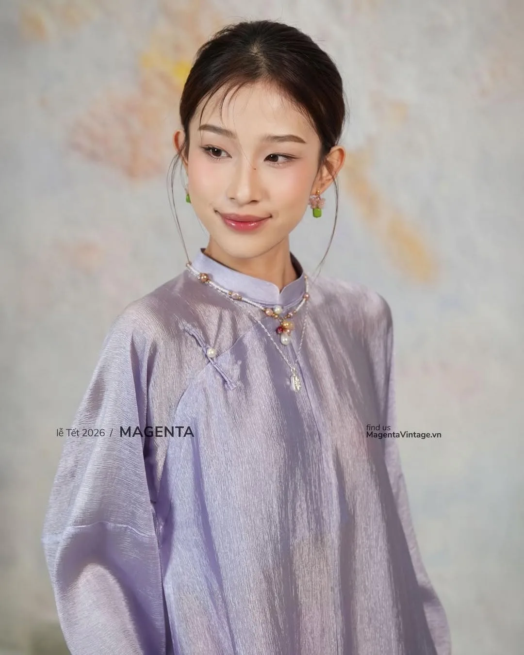 Những viên ngọc điểm xuyết dọc theo sợi dây bạc tạo nên chuyển động sống động theo từng bước đi.
