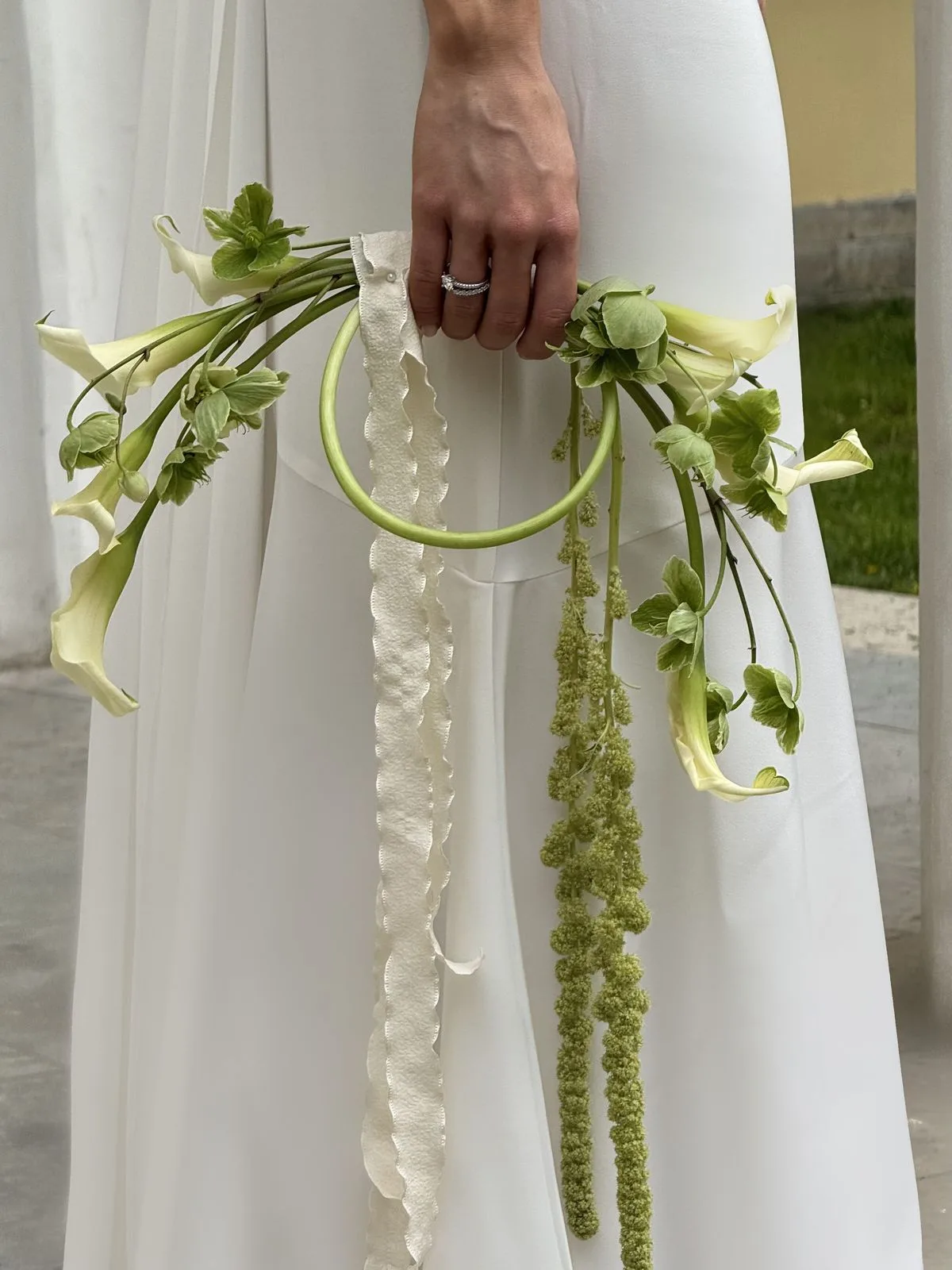 Xu hướng "túi xách hoa cưới" Plombir Flower