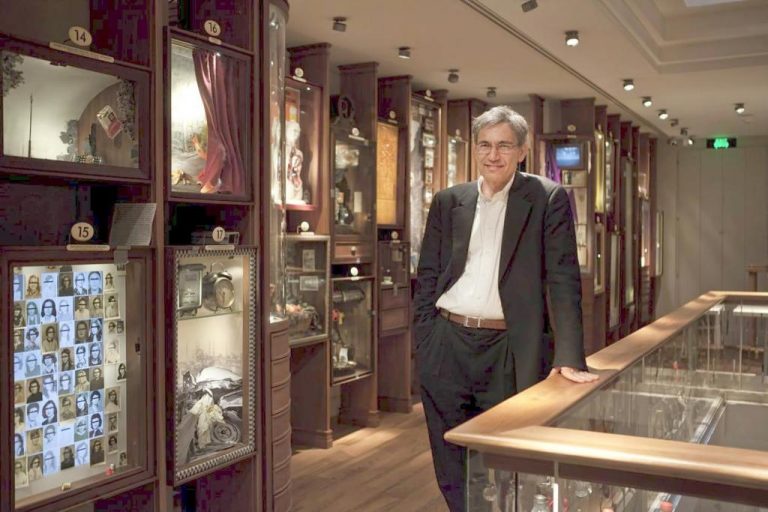 Nhà văn Orhan Pamuk trong Bảo tàng Ngây thơ do chính ông tạo dựng tại khu phố cổ gần con lộ chính nổi tiếng nhất của Istanbul
