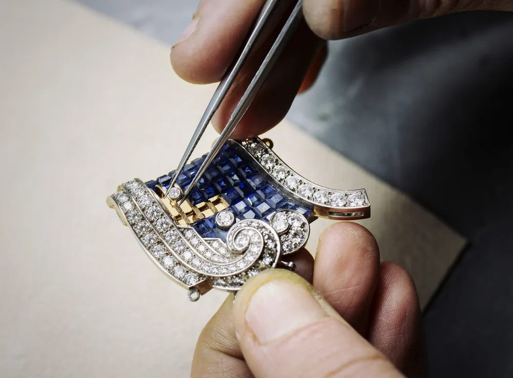 trạm khắc trang sức Van Cleef & Arpels