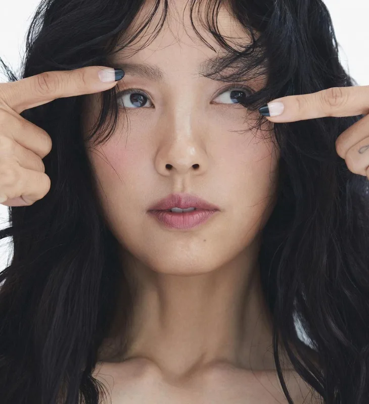 Lựa chọn kiểu móng cùng loại sơn phù hợp sẽ giúp bàn tay trông trẻ trung. Ảnh: Instagram @lee_hyolee. nail đẹp hyori