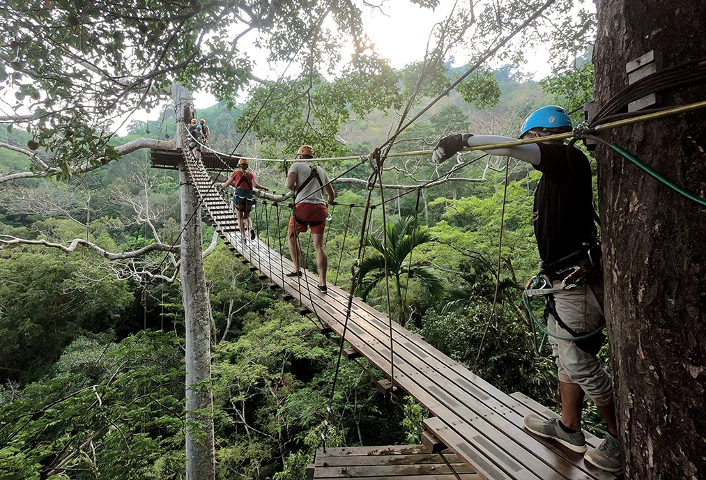 Phuket 7 khách du lịch đi qua cầu treo