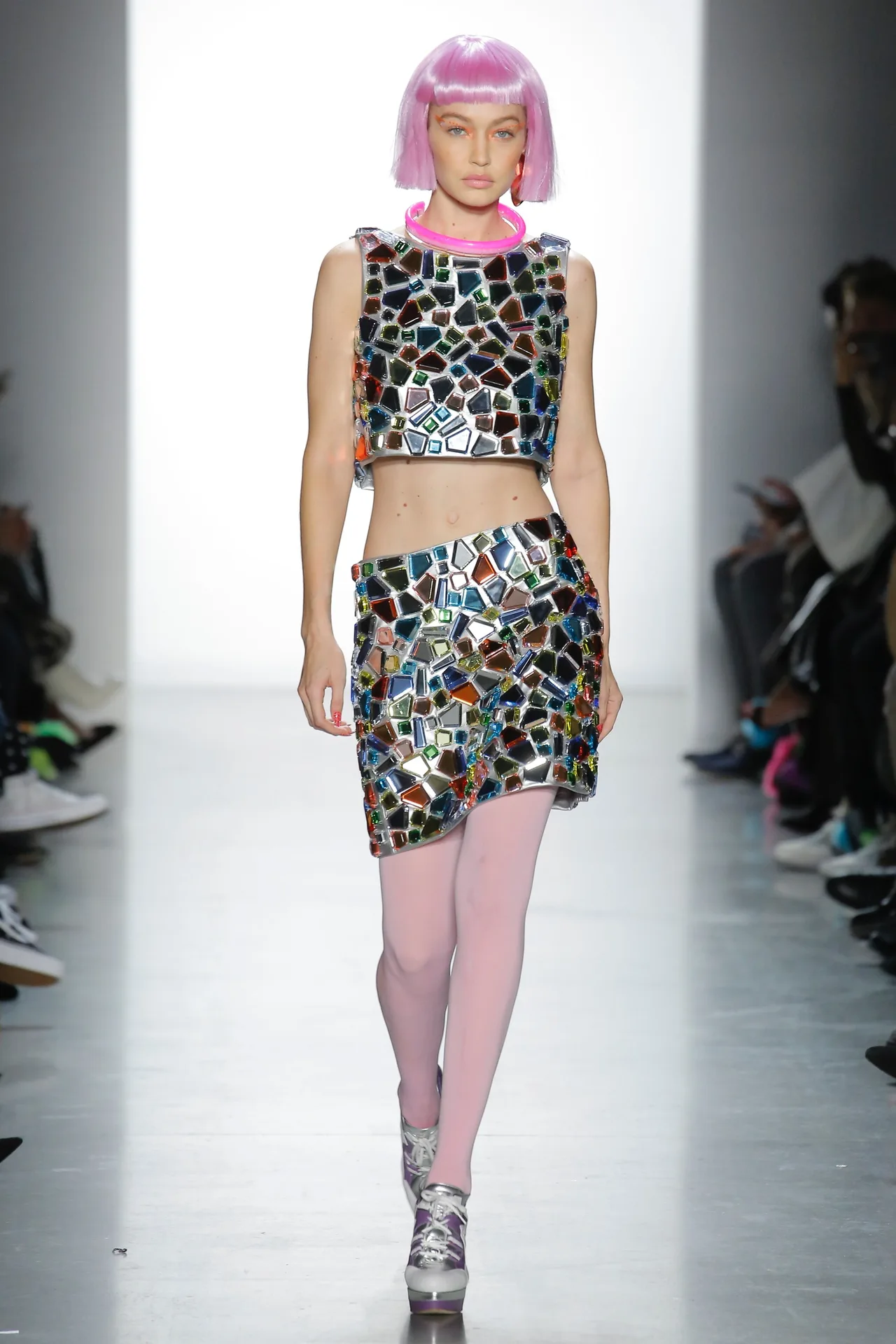 Thương hiệu Jeremy Scott Ready-to-wear Thu-Đông 2018: Rực rỡ sắc màu viễn tưởng 8 Thương hiệu Jeremy Scott Ready-to-wear Thu-Đông 2018: Rực rỡ sắc màu viễn tưởng 8