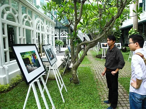 Triển lãm ảnh "Sống" lần 1