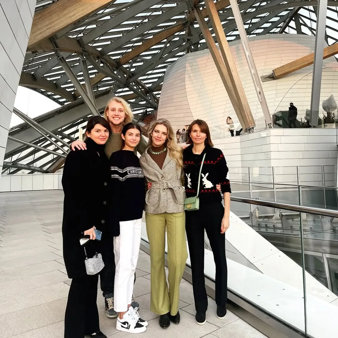 natalia vodianova đi tham quan triển lãm tại quê nhà