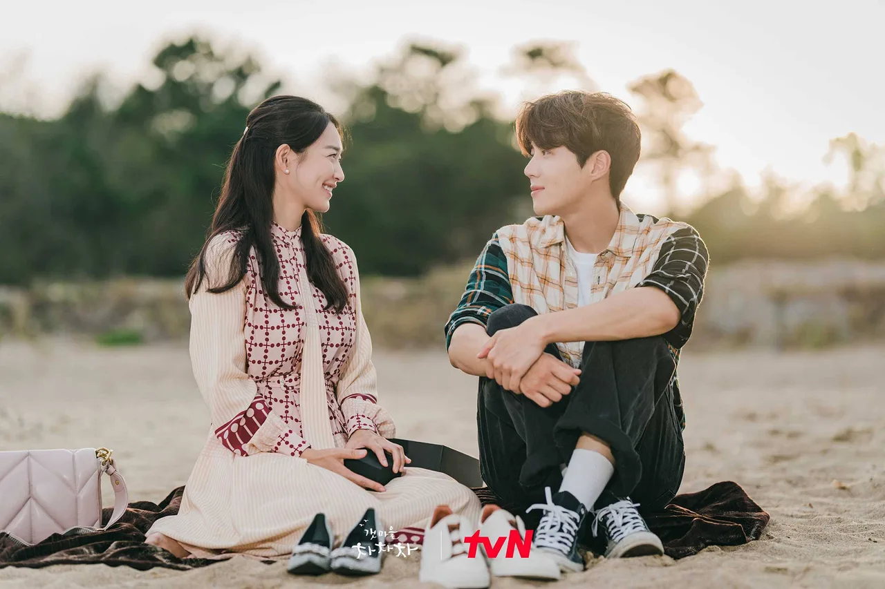 hai người bên bờ biển trong bộ phim đậm vibe mùa hè