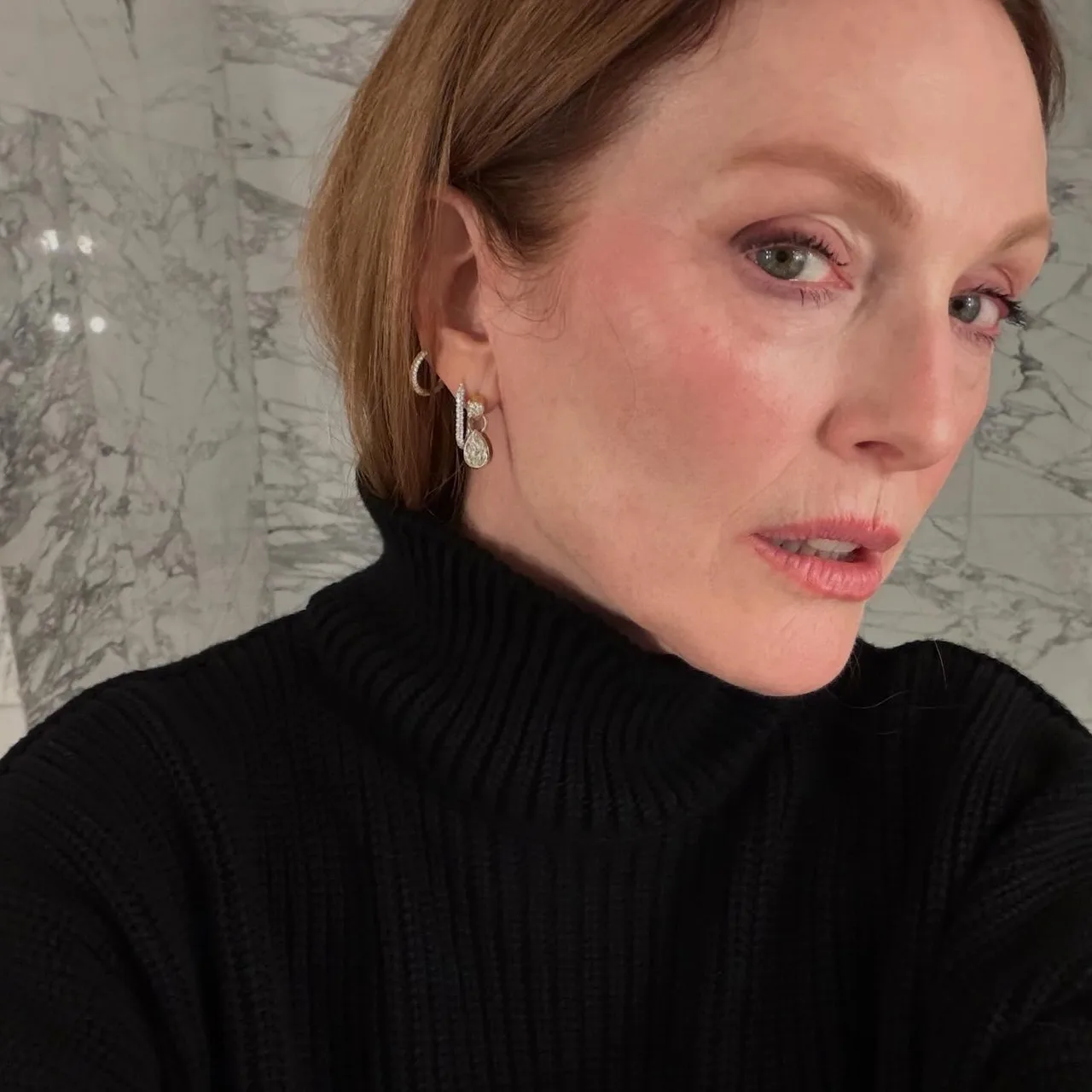 Hình ảnh kiểu vẽ chân mày thanh mảnh của Julianne Moore.