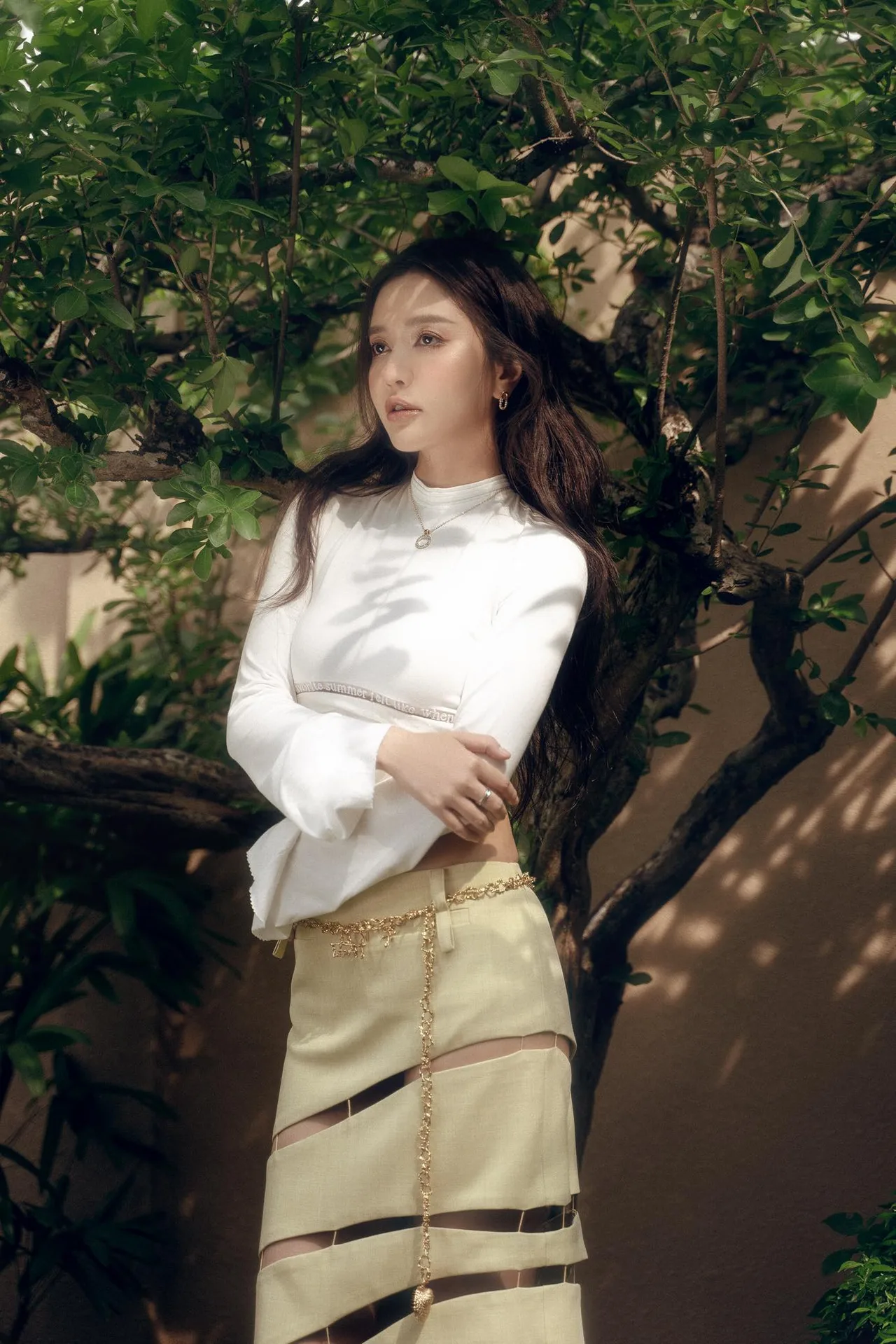 Bích Phương diện thắt lưng mạ vàng
