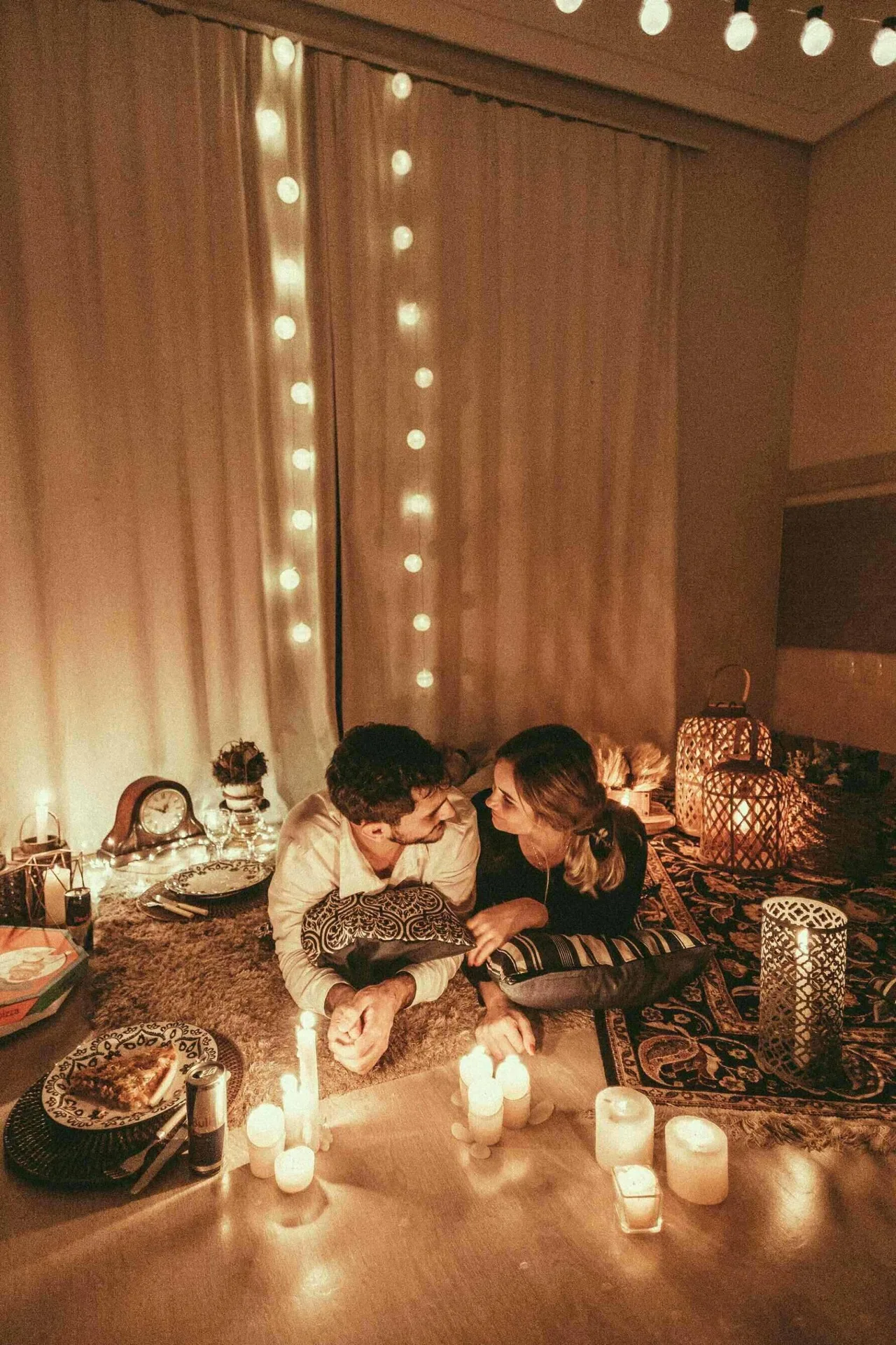 hai người nhìn nhau dưới nến valentine