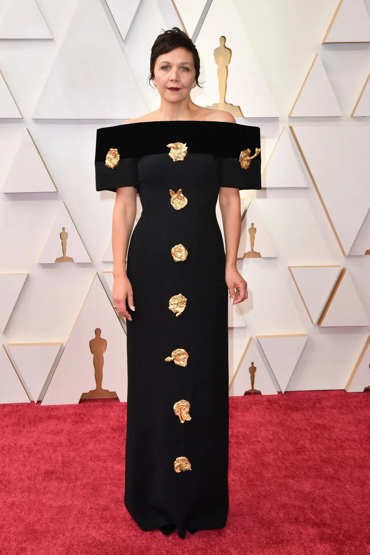 maggie mặc schiaparelli tại oscar 2022