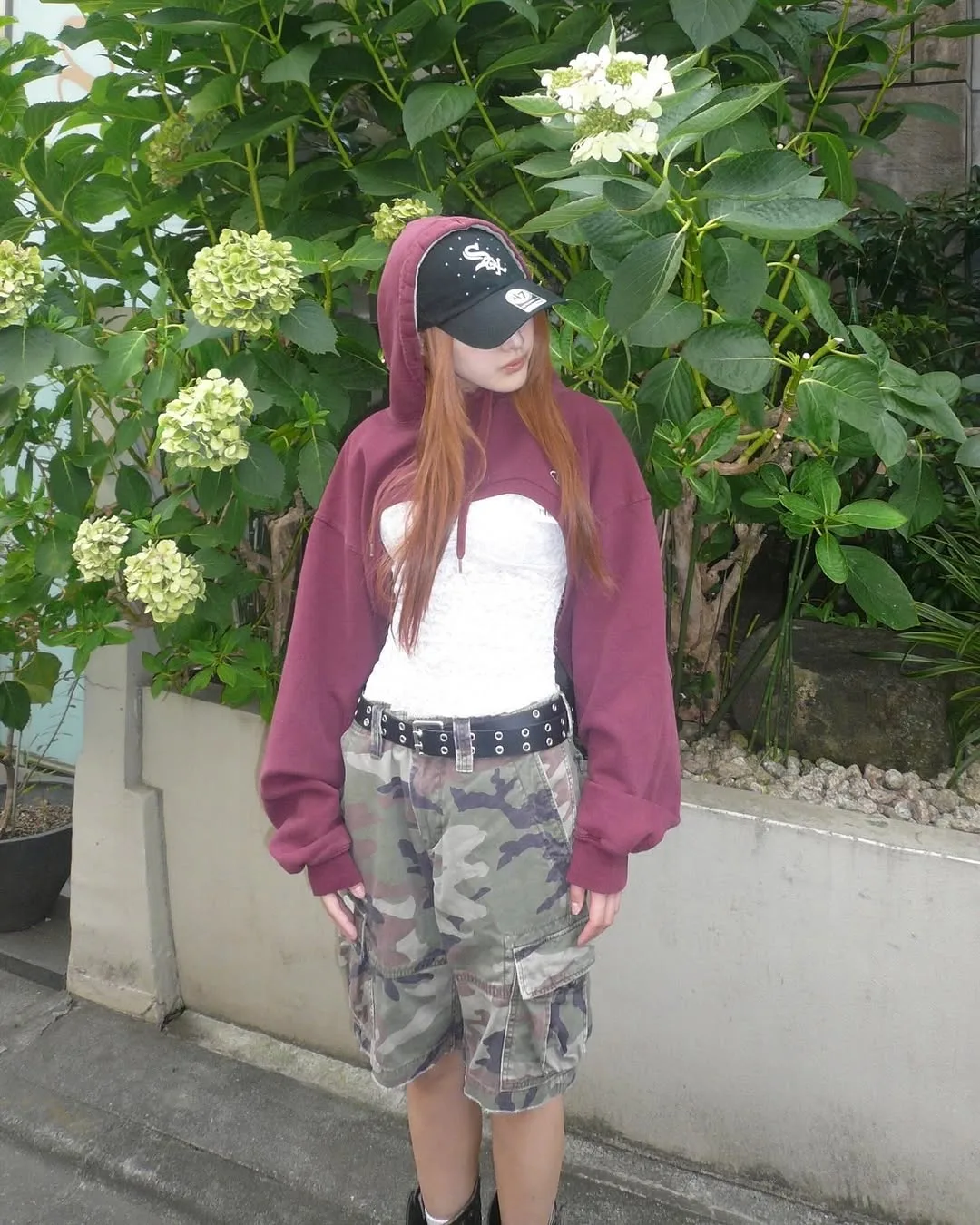 Đậm nét Y2K với hoodie bolero, áo ôm và quần cạp thấp.