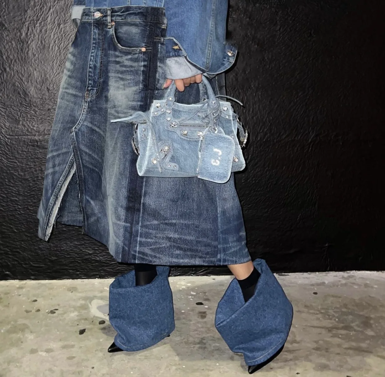 Phối đồ lạ mắt cùng giày và túi xách denim