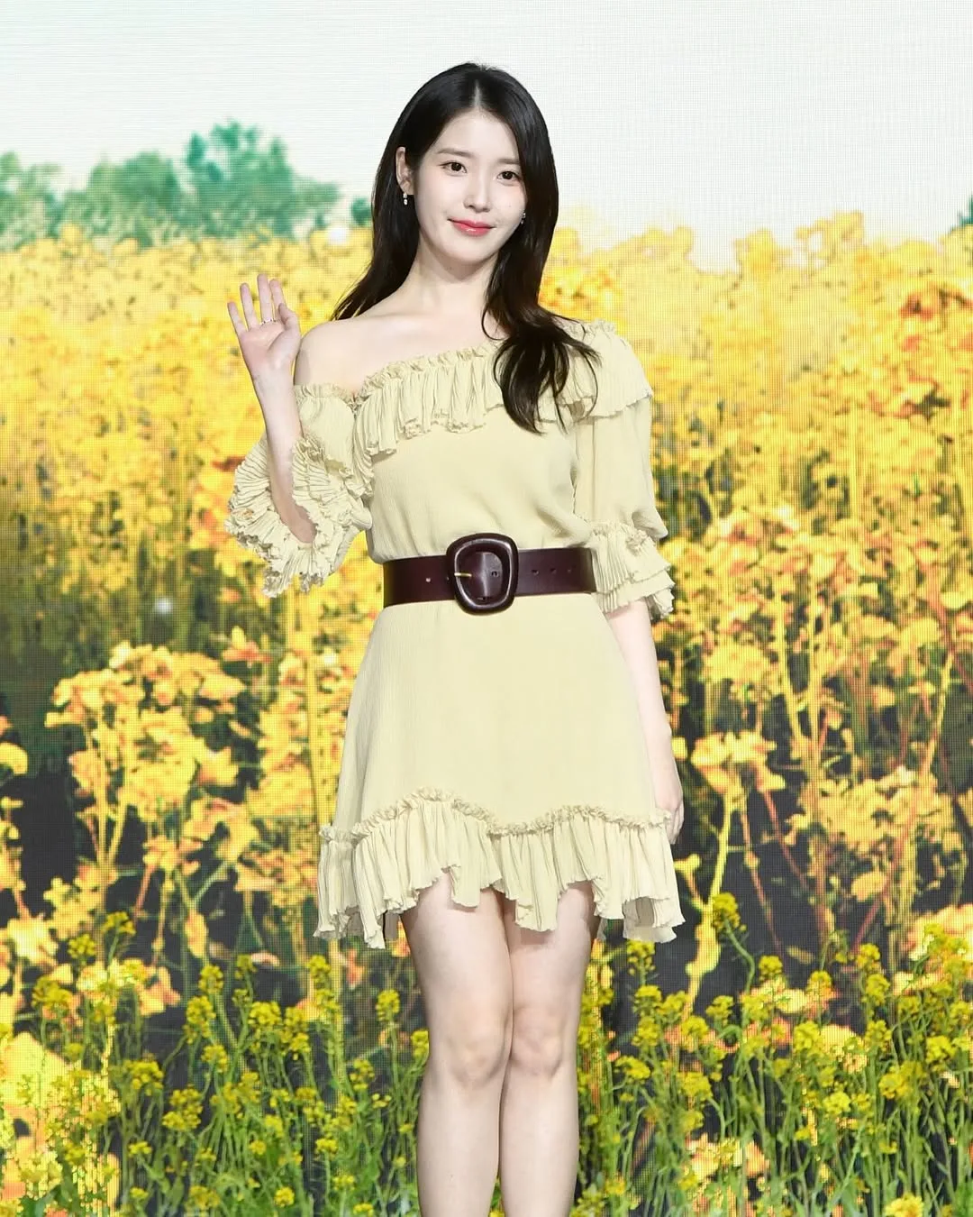 IU mặc váy maxi boho dáng ngắn